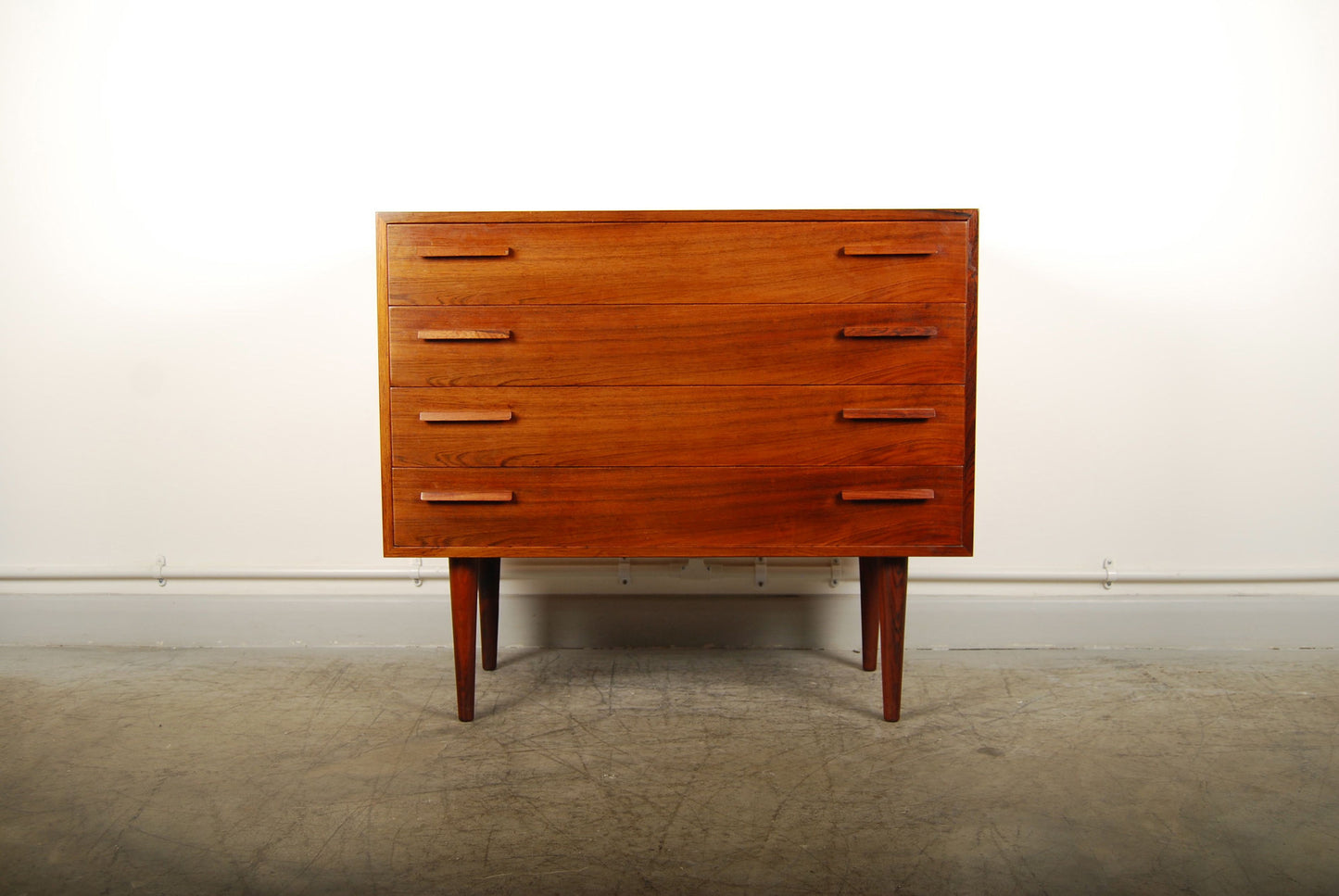 Short chest of drawers in rosewood
