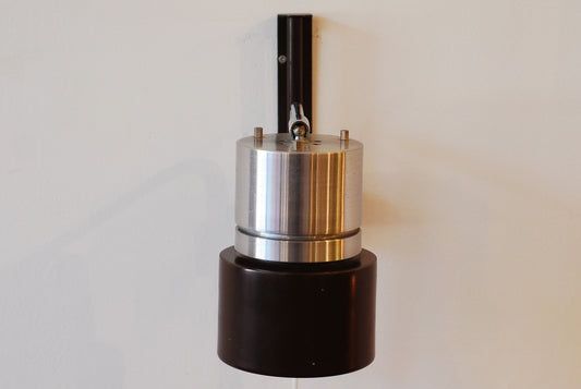 Height adjustable wall light