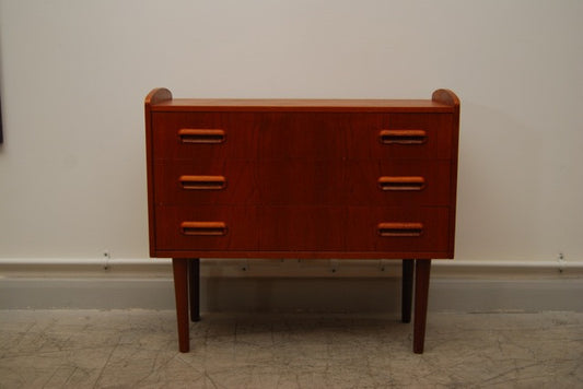 Short chest of drawers in teak