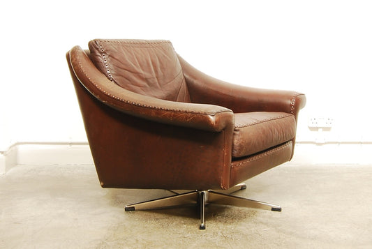 Low back leather lounger