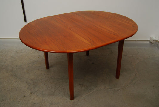 Round dining table in teak