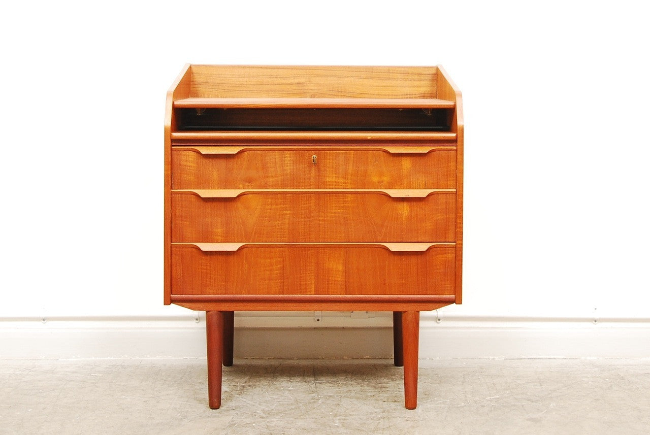 Chest of drawers / dressing table