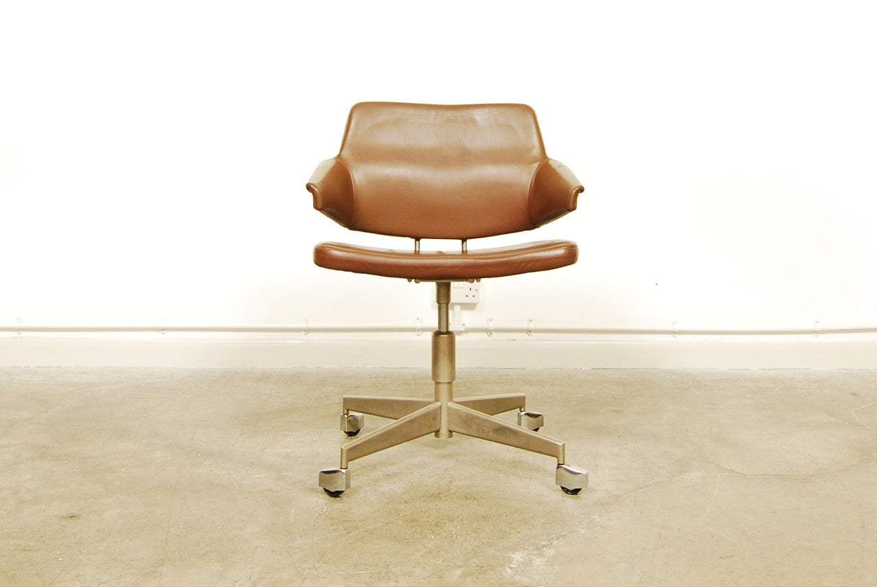 Leather desk chair by Labofa