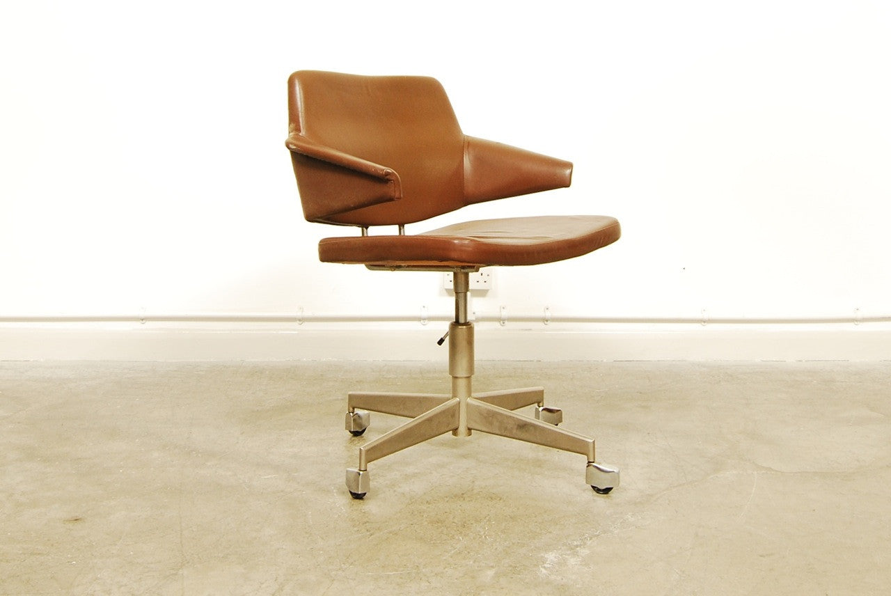 Leather desk chair by Labofa