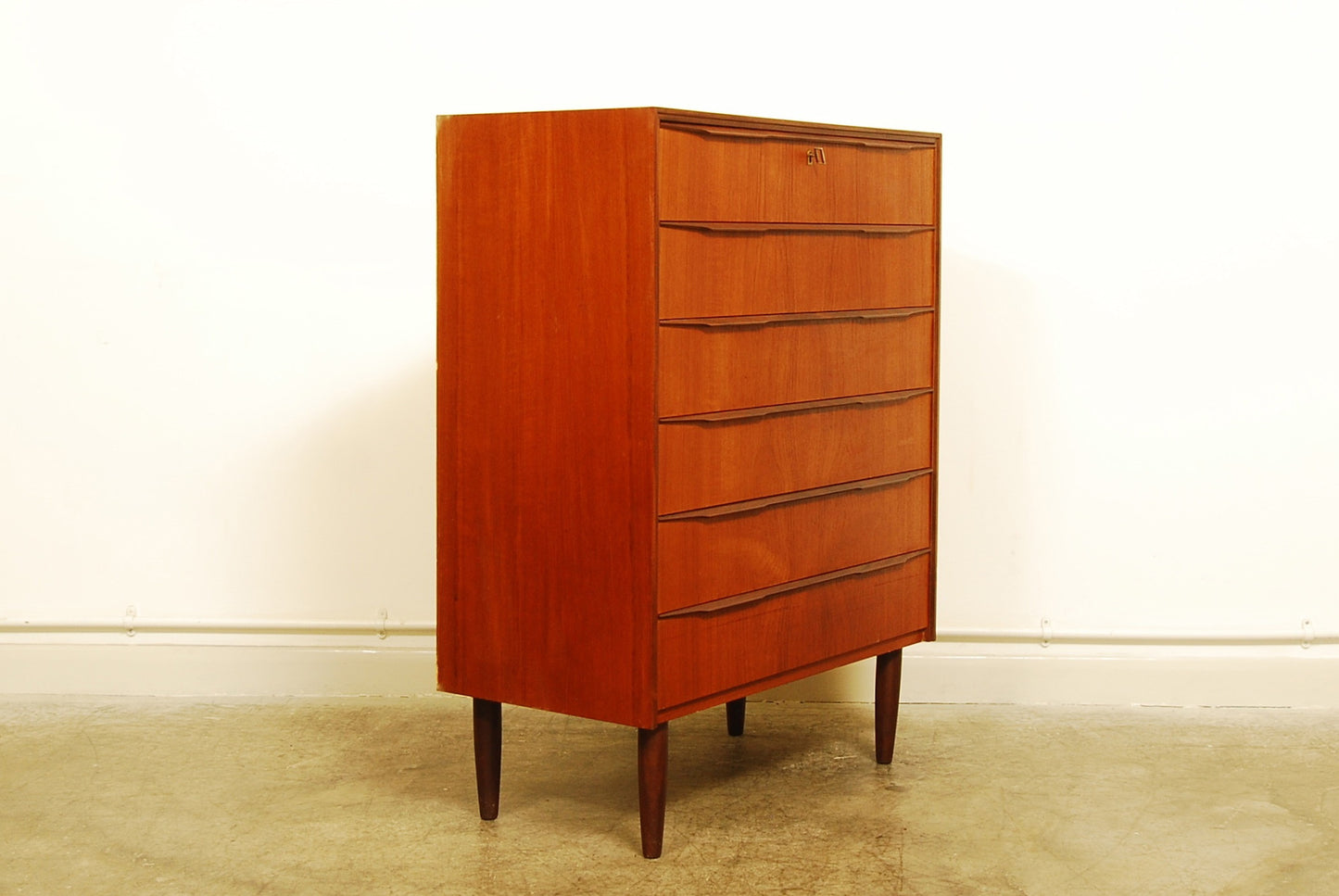 Chest of six drawers