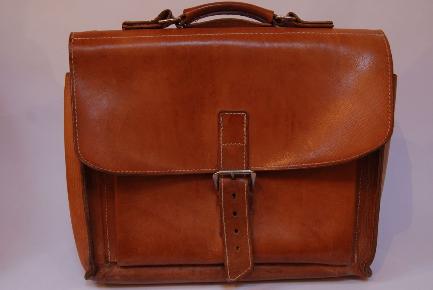 Vintage tan leather shoulder bag / backpack