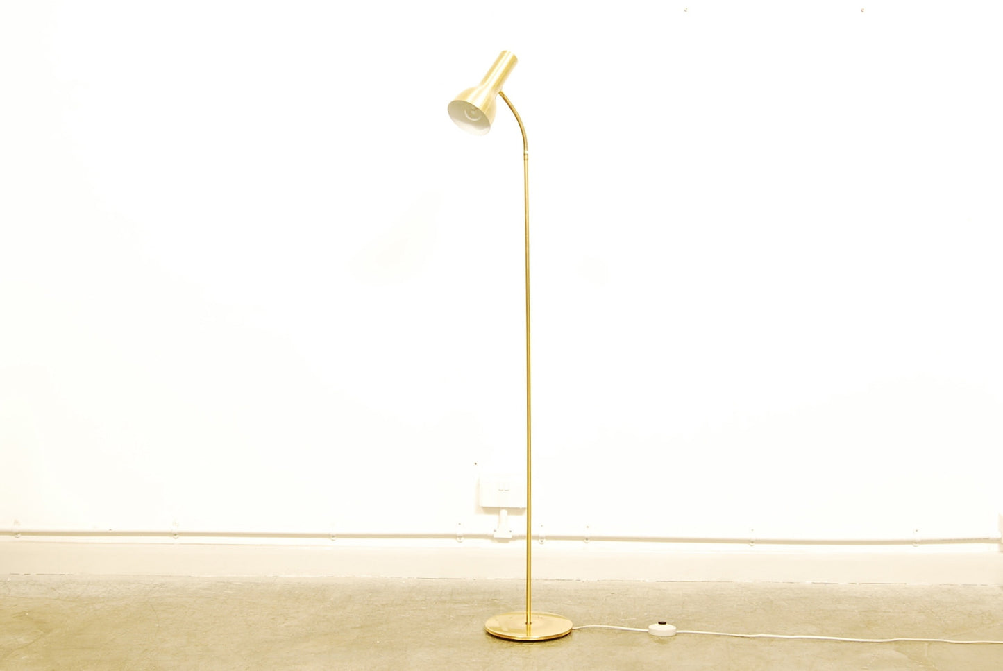 Brass floor lamp by Iaoni Belysning