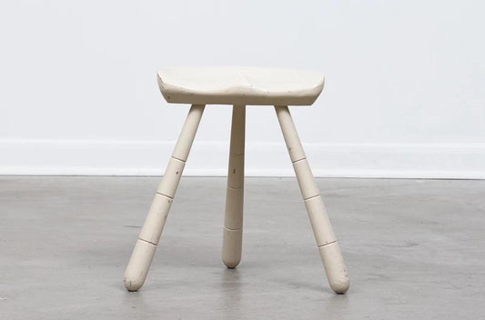 Lacquered oak milking stool - White