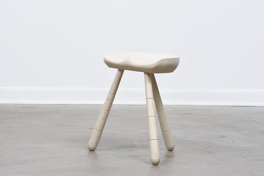 Lacquered oak milking stool - White