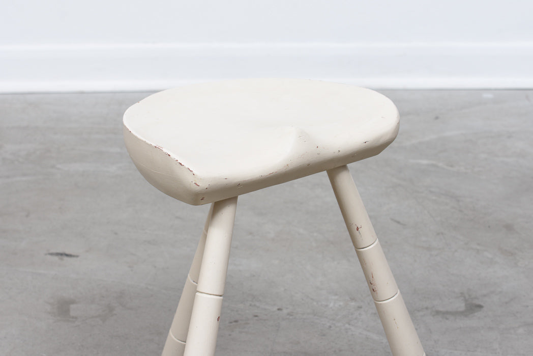 Lacquered oak milking stool - White