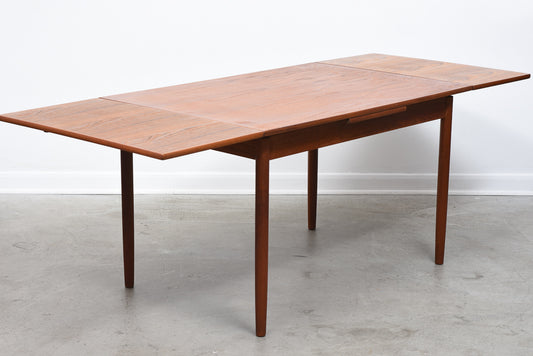 Extending rectangular dining table in teak