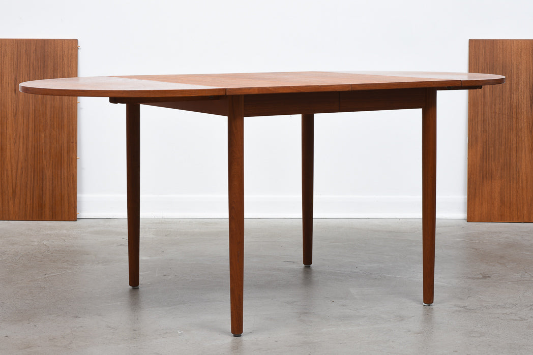 Extending dining table in teak with four leaves