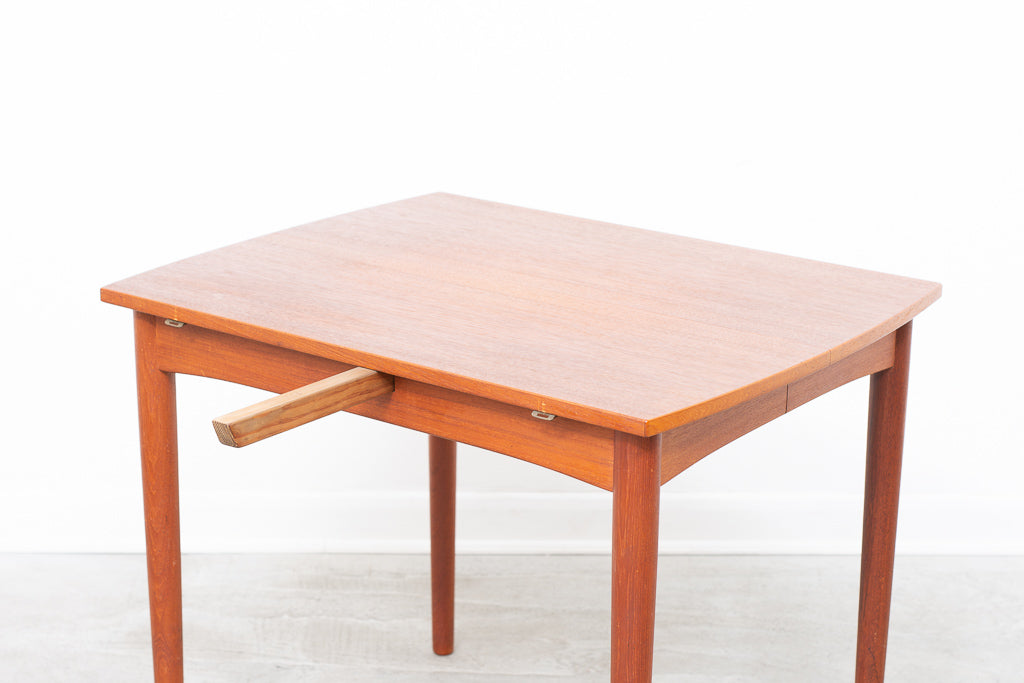 Extending square dining table with rounded edges