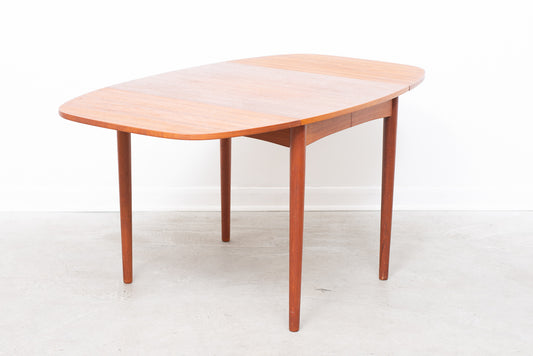 Extending square dining table with rounded edges