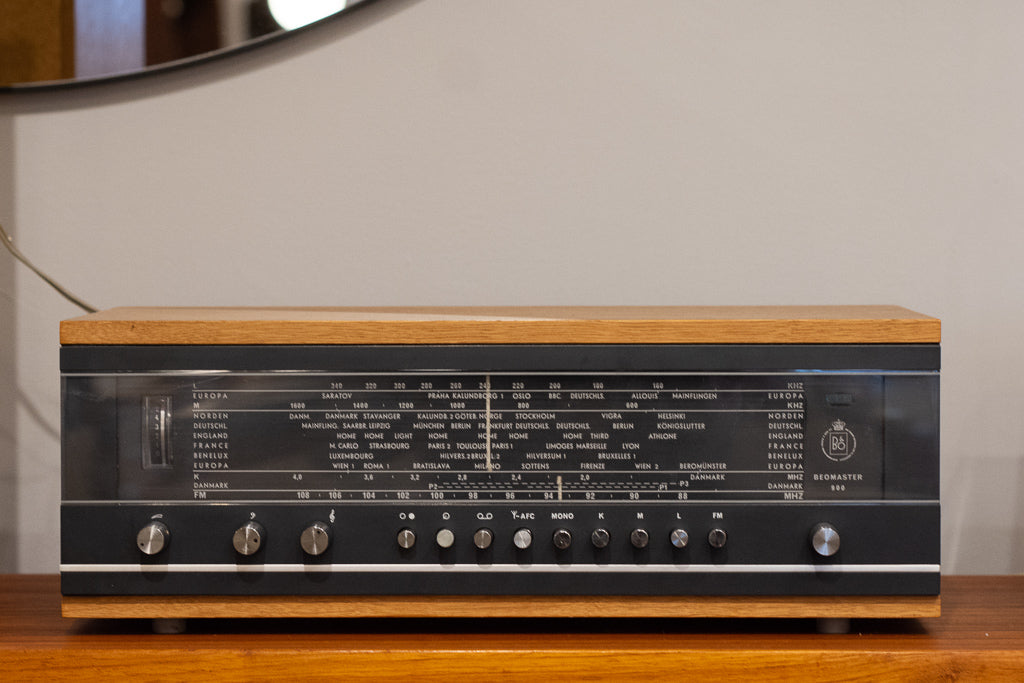 A late 1980s Bang & Olufsen Hi-Fi System to include a Beogram 5500 turntable (missing stylus), a Beo A late 1980s Bang & Olufsen Hi-Fi System to include a Beogram 5500 turntable (missing stylus), a Beo