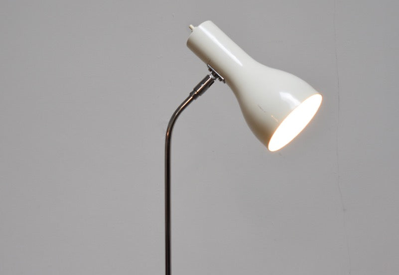 Height-adjustable floor lamp