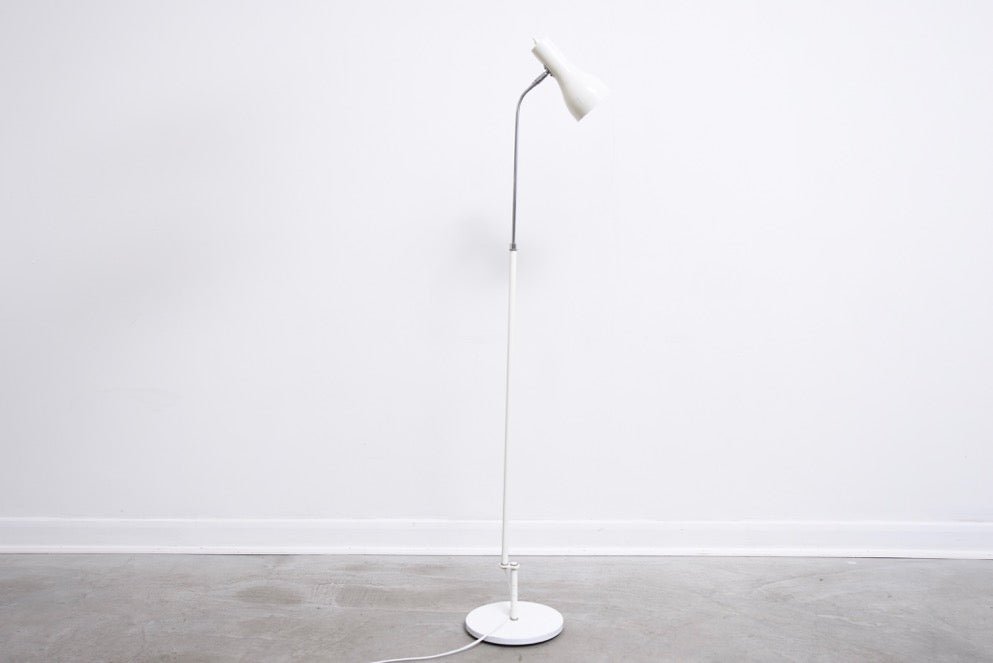 Height-adjustable floor lamp