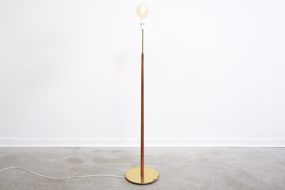 Height-adjustable teak floor lamp