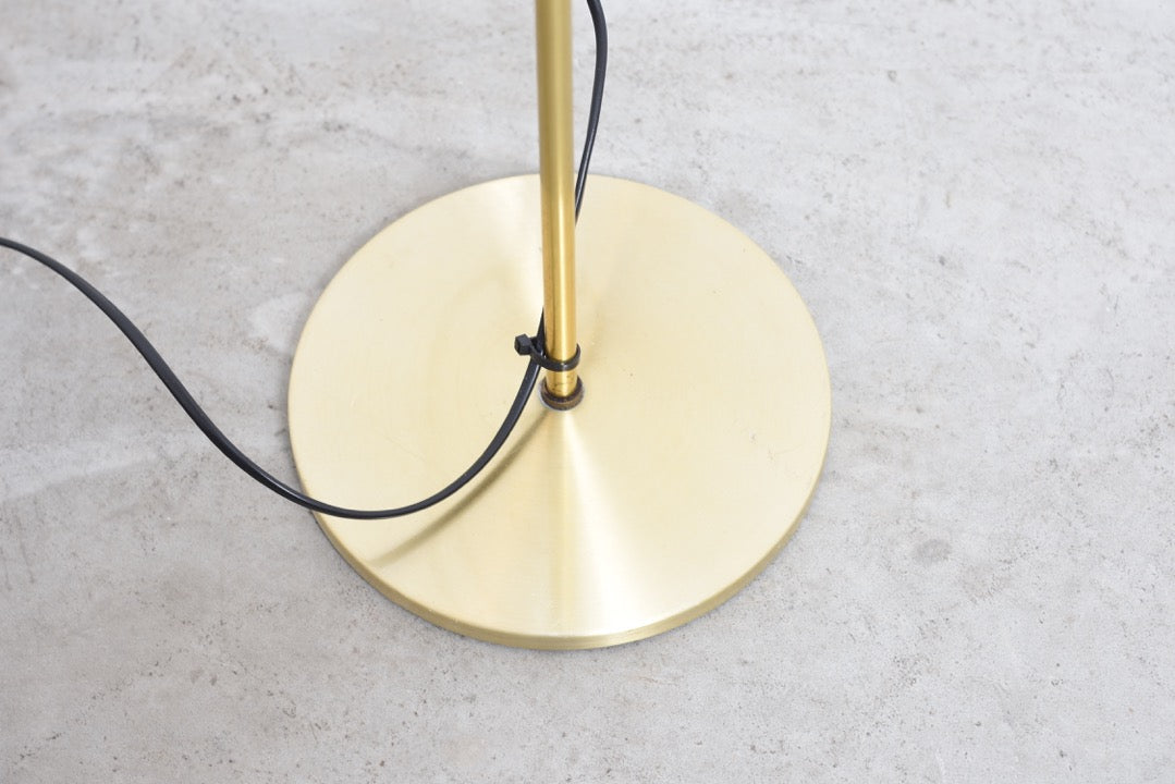 Twin-headed floor lamp with brass finish