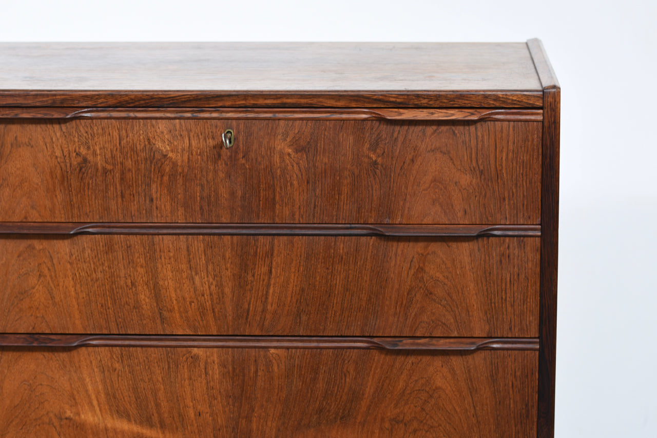 Chest of six drawers in rosewood with lipped handles