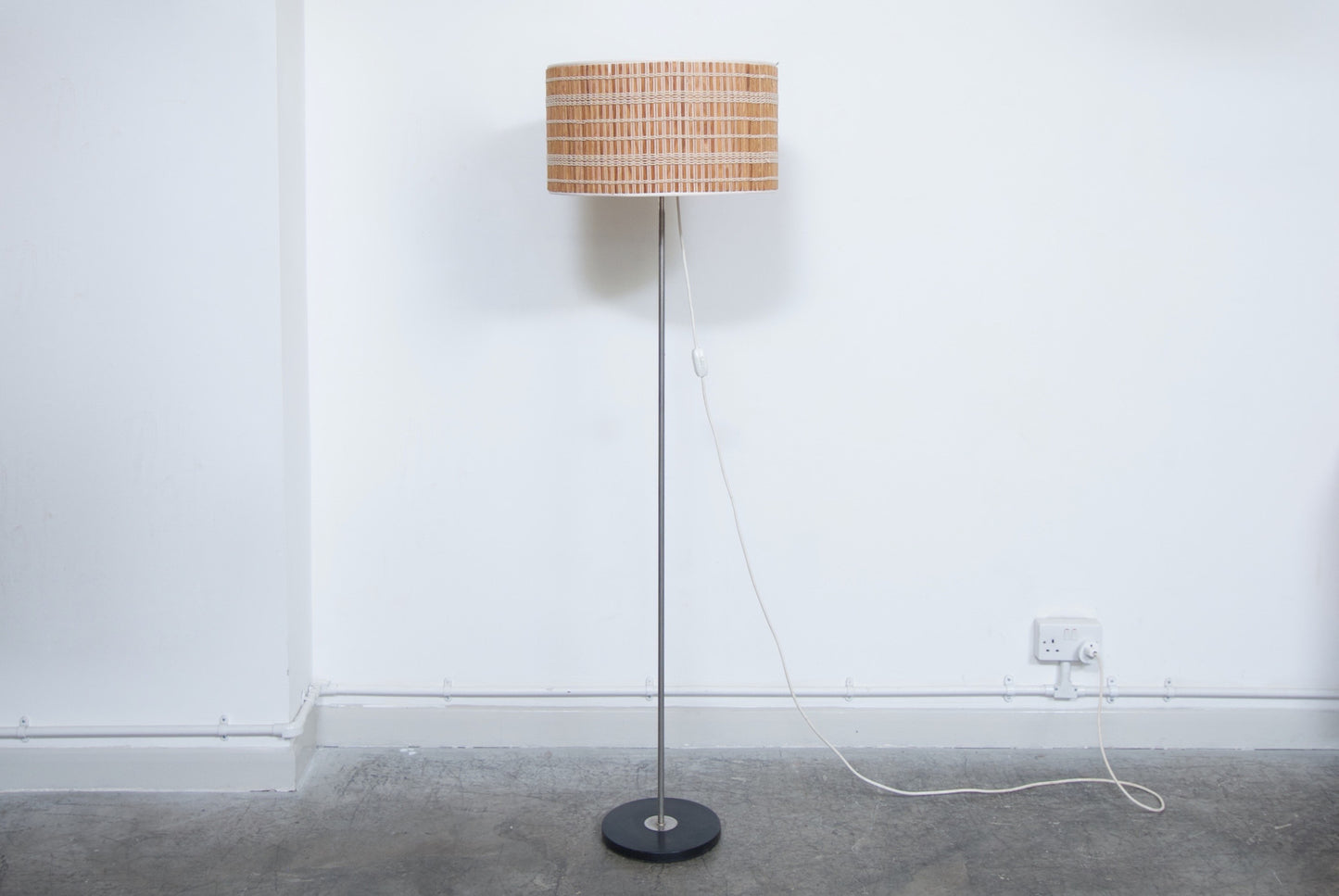 Height-adjustable floor lamp