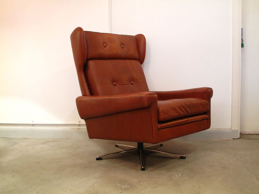 Highback caramel-colored lounger