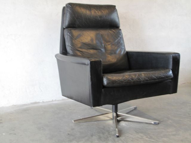 Highback swivel chair in black leather