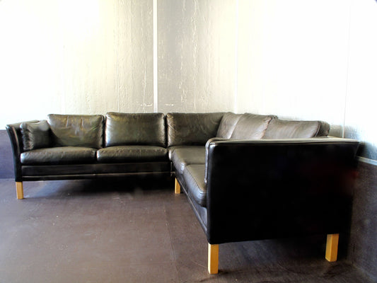 L-shaped leather sofa by Mogens Hansen