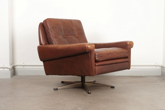 Low back swivel chair by Skipper's MÌübler