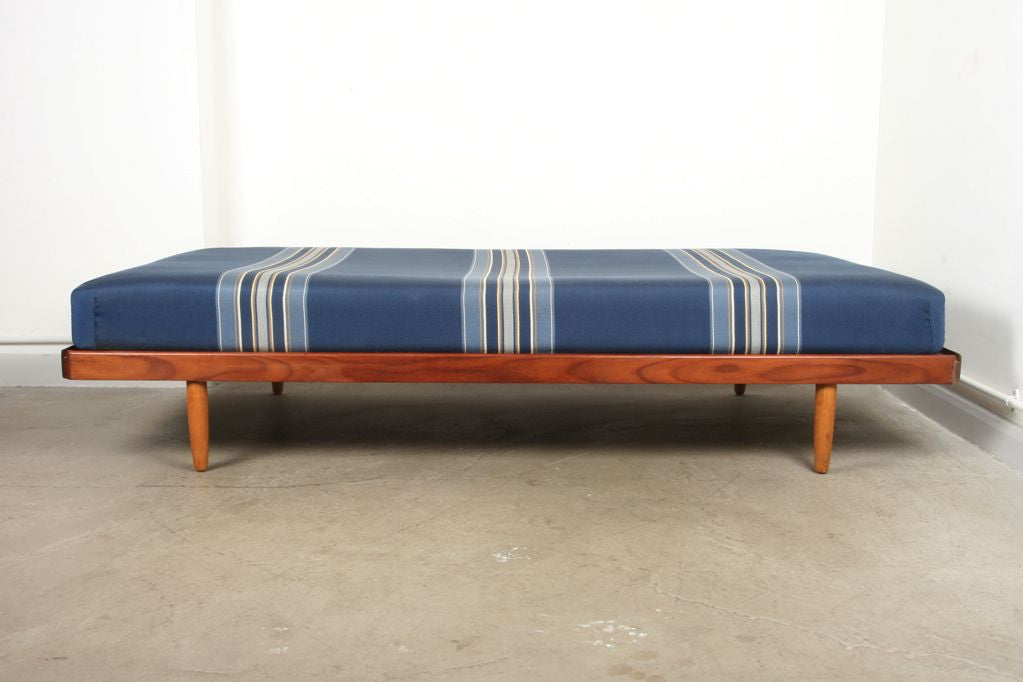 Daybed on teak base