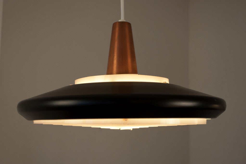 Ceiling lamp with acrylic-ringed diffuser