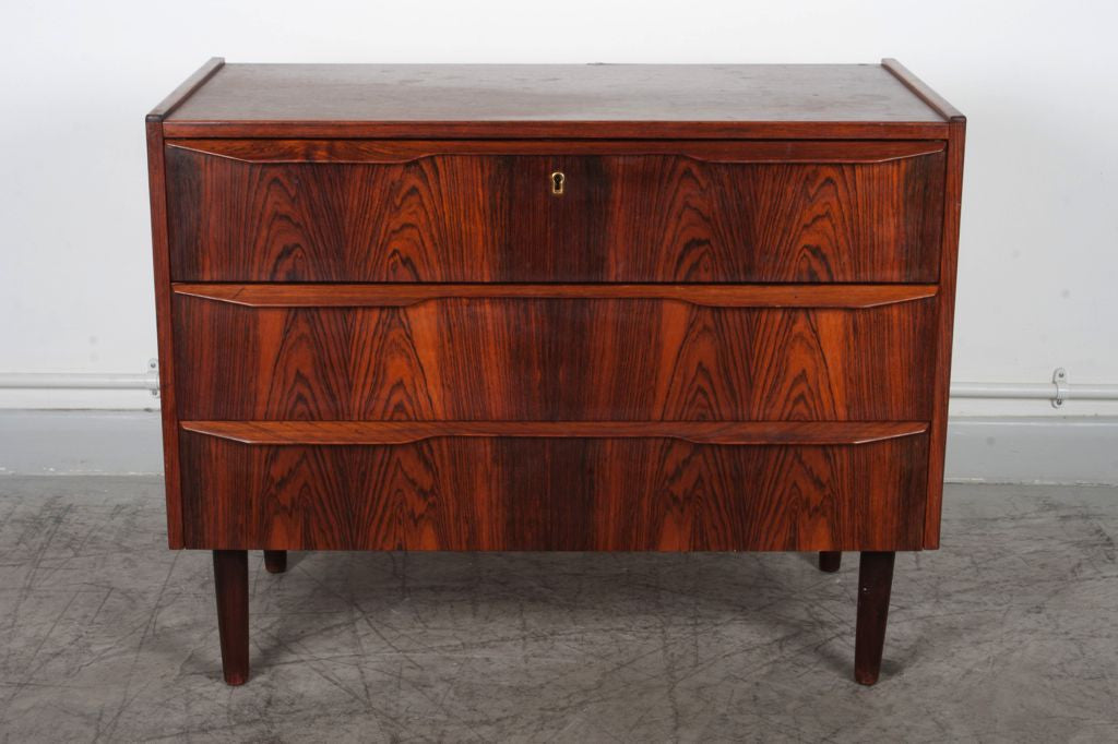 Short chest of three drawers in rosewood