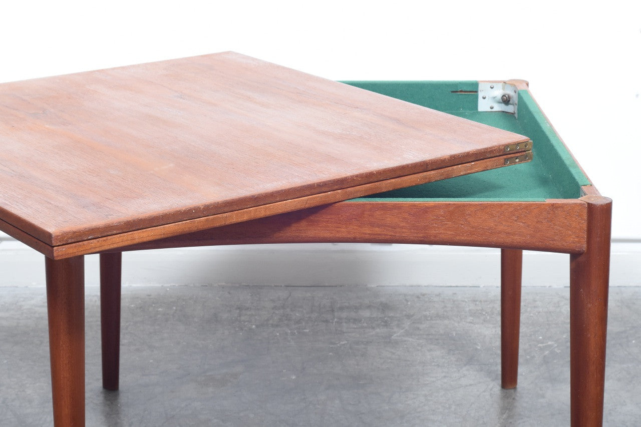 Extending square dining table