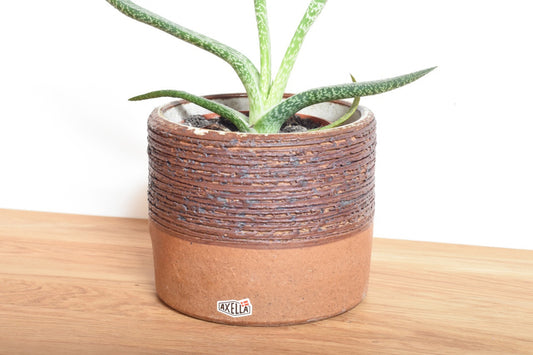 Plant pot by Axella