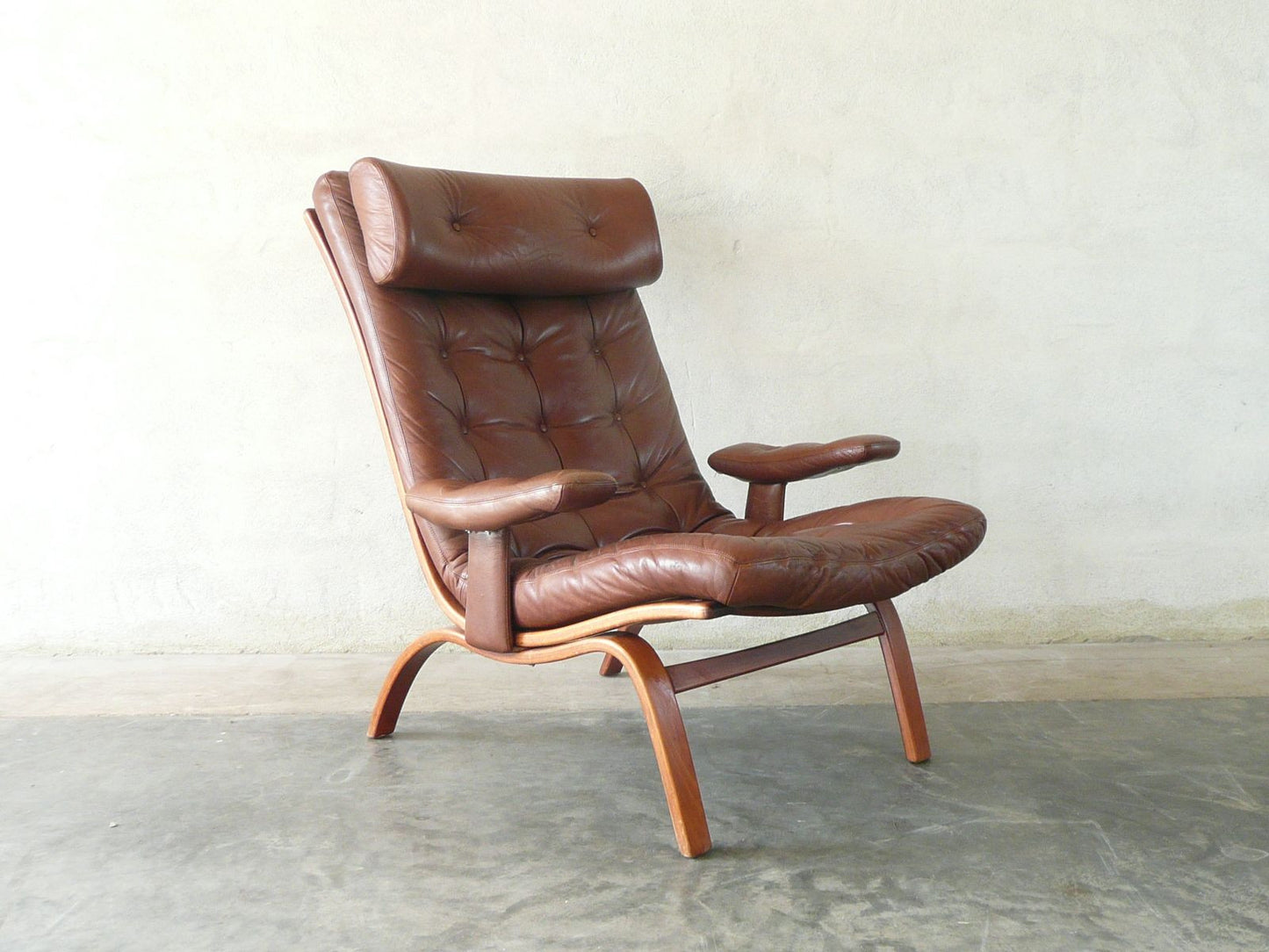Highback lounge chair by Gothe