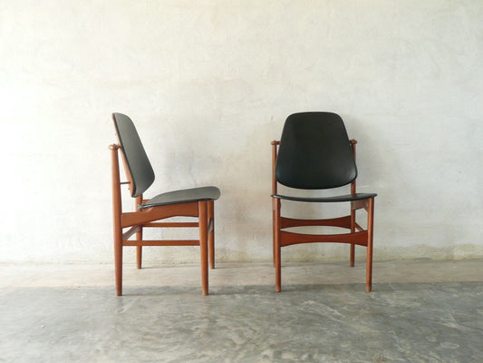 Pair of dining chairs by Arne Vodder