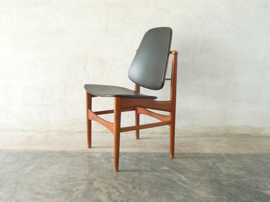 Pair of dining chairs by Arne Vodder