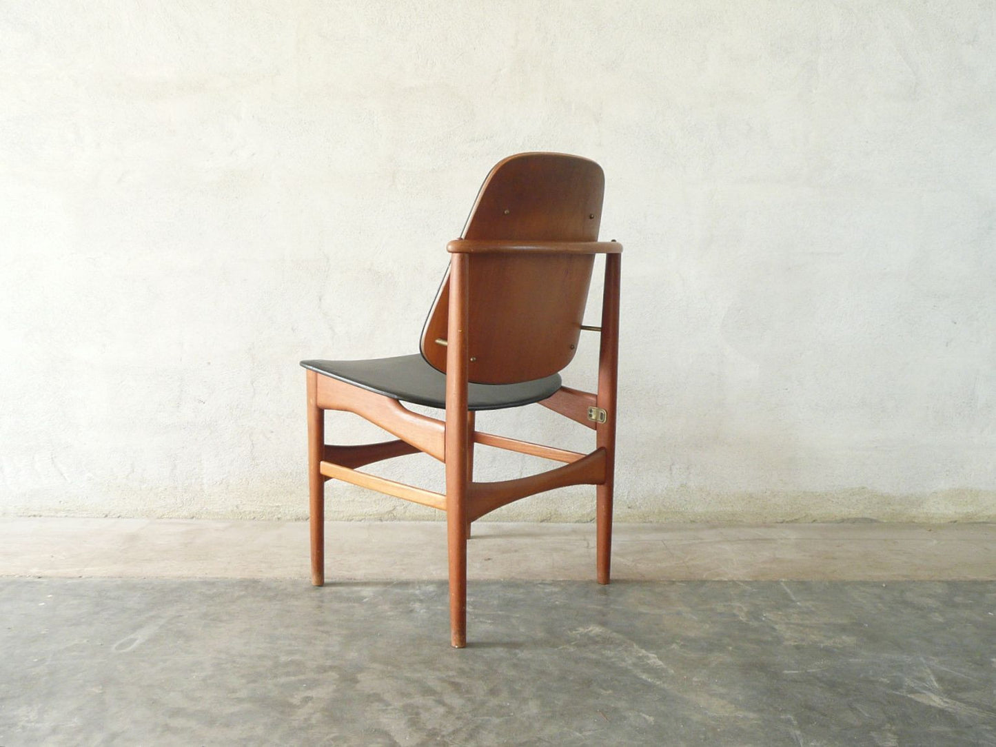 Pair of dining chairs by Arne Vodder