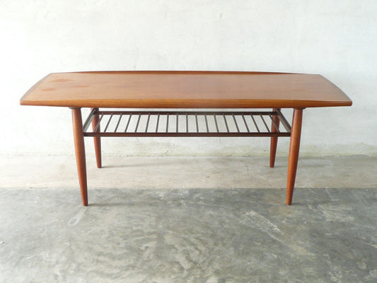 Two-tiered coffee table with lipped edge