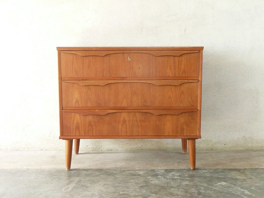 Short chest of three drawers