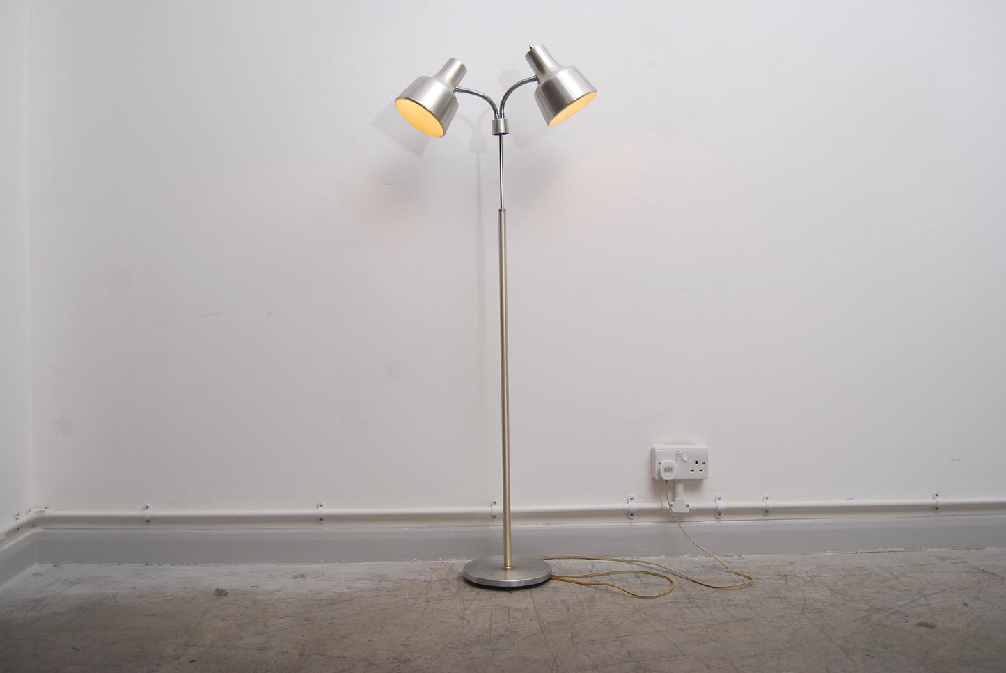 Height adujstable floor lamp