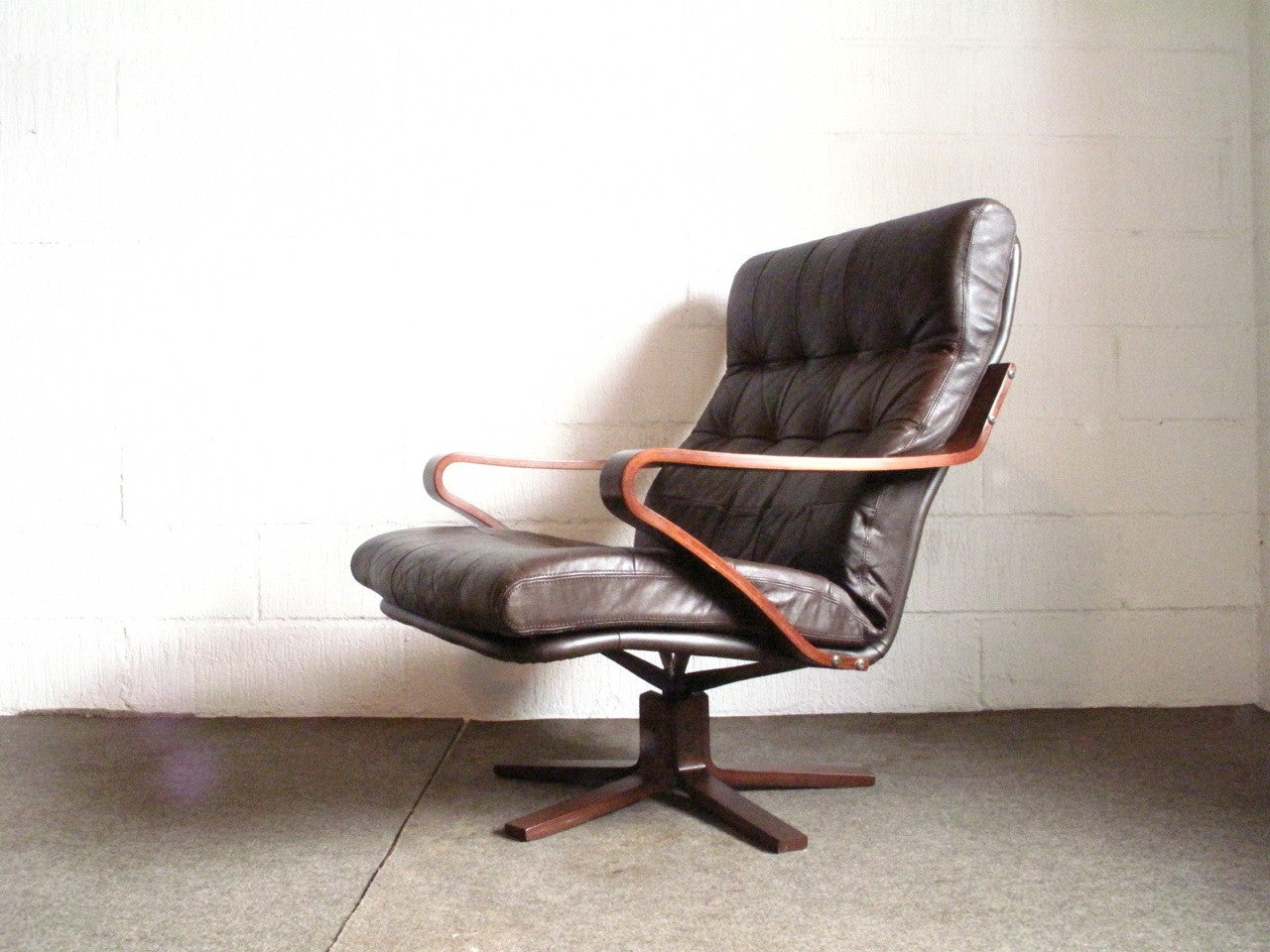 High back leather lounge chair produced by Skipper's MÌübler