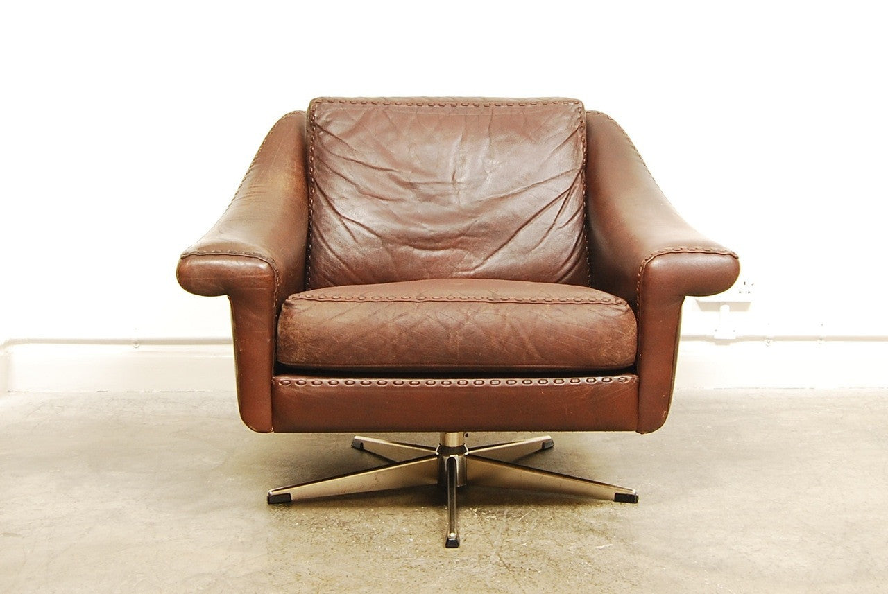 Low back leather lounger