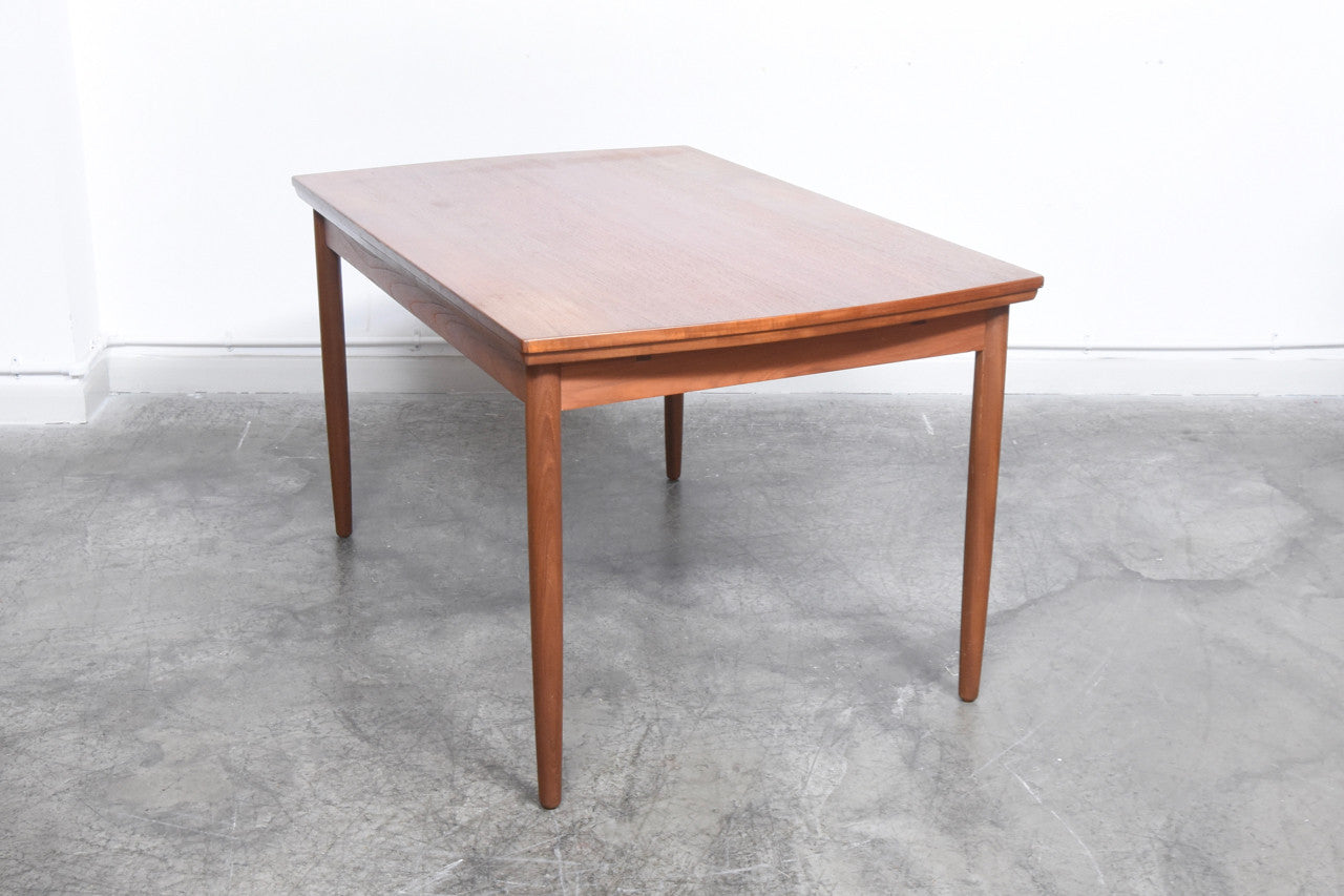 Extending dining table in teak