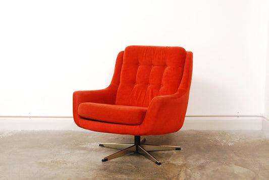 Swivel lounge chair