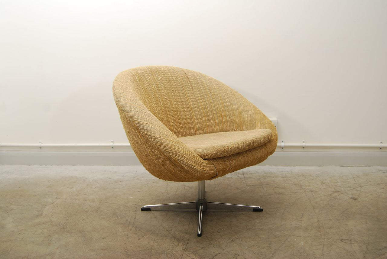1960s cocktail chair on swivel base
