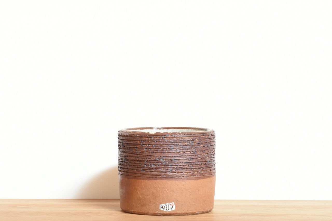 Plant pot by Axella