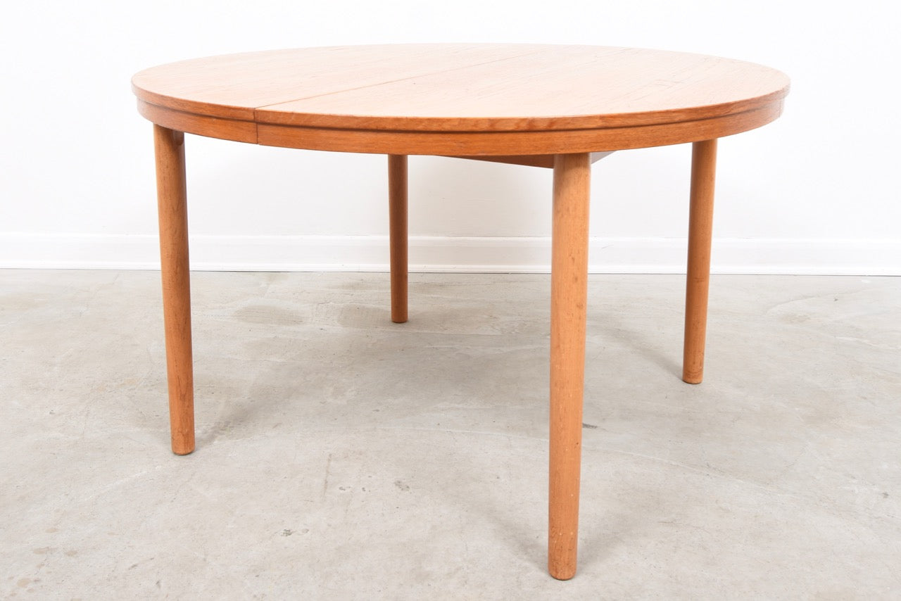 Round dining table in teak with two drop-in leaves