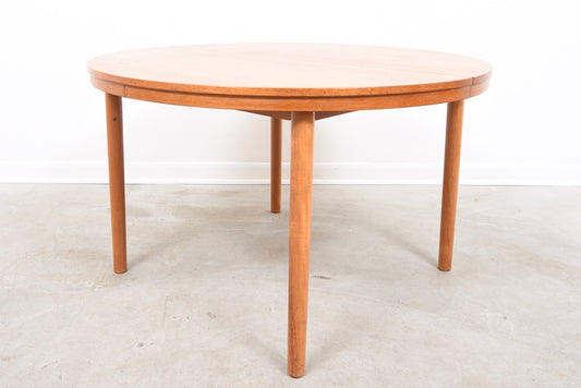 Round dining table in teak with two drop-in leaves