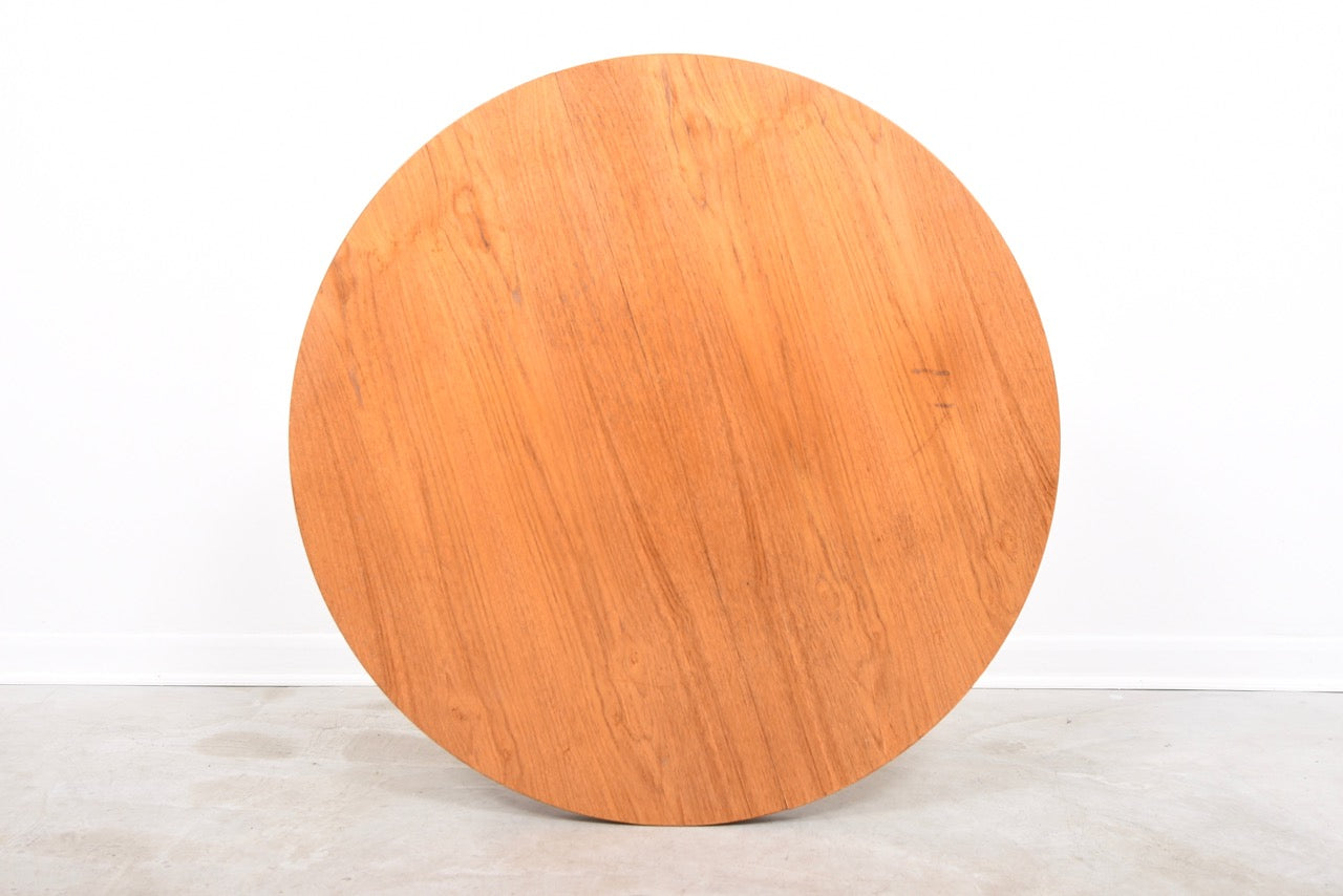 Round dining table in teak with two drop-in leaves